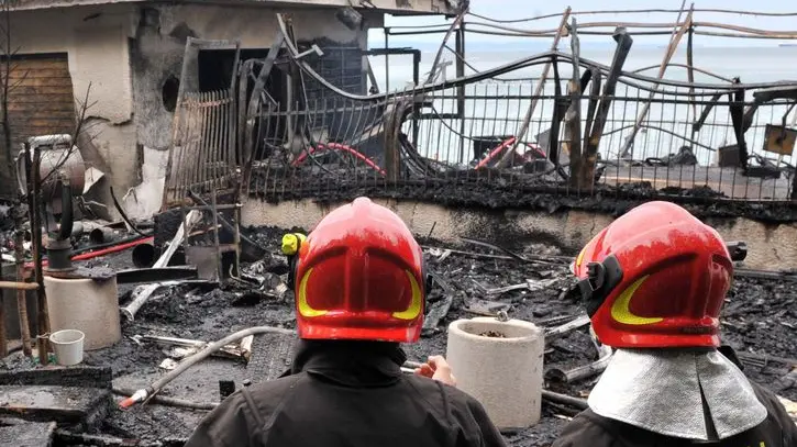 BRUNI TRIESTE 14 06 08 DISTRUTTA DA UN INCENDIO LA TERRAZZA MARE DI BARCOLA