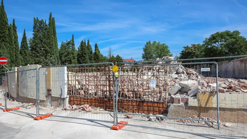 Sono in fase di demolizione le palazzine che ospitarono la fabbrica e lo spaccio della Gordol (Bumbaca)