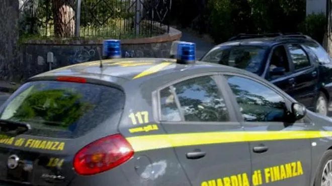 Un'auto della Guardia di Finanza davanti all'albergo Sakura di Torre del Greco (Napoli), uno dei beni sequestrati dai finanzieri del Comando Provinciale di Napoli, in seguito agli sviluppi investigativi relativi alla bancarotta della società di navigazione Deiulemar. Torre del Greco (Napoli), 16 luglio 2012 ANSA / GUARDIA DI FINANZA DI NAPOLI