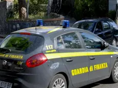 Un'auto della Guardia di Finanza davanti all'albergo Sakura di Torre del Greco (Napoli), uno dei beni sequestrati dai finanzieri del Comando Provinciale di Napoli, in seguito agli sviluppi investigativi relativi alla bancarotta della società di navigazione Deiulemar. Torre del Greco (Napoli), 16 luglio 2012 ANSA / GUARDIA DI FINANZA DI NAPOLI