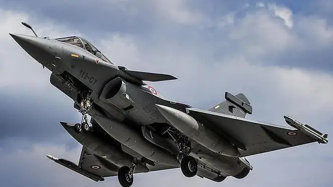 Un Rafale 1 in volo. I francesi stanno facendo molte presioni per vendere i loro modelli usati all’aviazione militare della Croazia