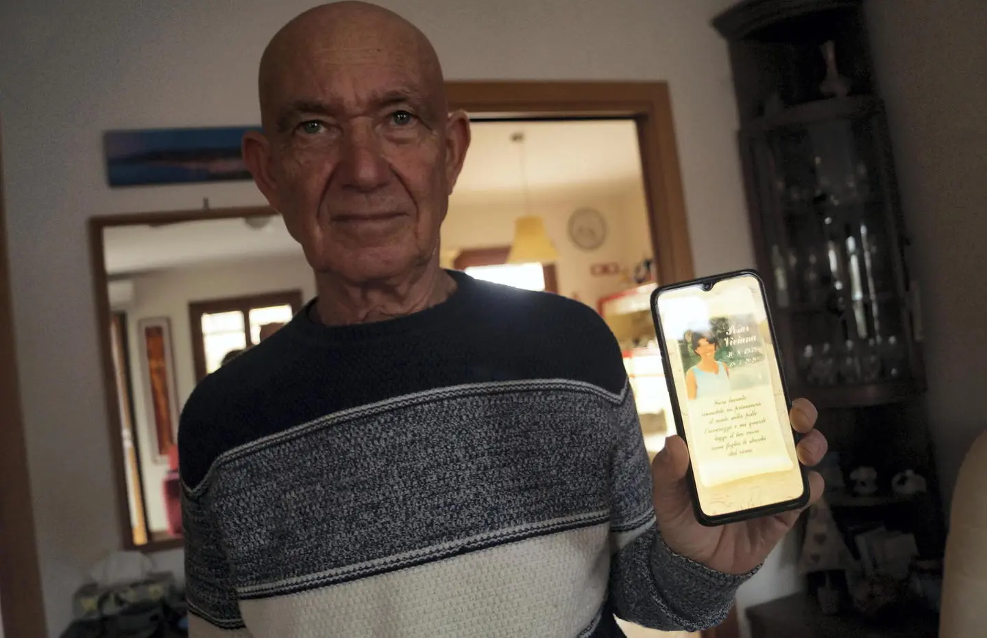 Alfonso Villani nella sua casa di Villesse mostra la foto dell’adorata moglie (Foto Marega)