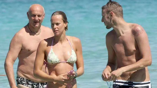 Foto Claudio Bernardi/LaPresse.Sardegna-Costa Smeralda, 11 agosto 2013 - Lido di Marinella.gossip.Federica Pellegrini in vacanza al mare si dedica alla sua famiglia. Lontano da flirt, gossip e fidanzati, preferisce i giochi in acqua con papà Roberto, mamma Cinzia e il fratello Alessandro...Photo Claudio Bernardi/LaPresse.11-08-2013 Lido di Marinella, Sardinia - Italy.gossip.Federica Pellegrini in Sardinia with family