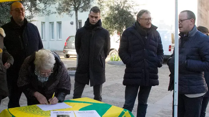 Bonaventura Monfalcone-12.12.2018 Firma petizione coldiretti-Municipio e Piazza Falcone Borsellino-Monfalcone-foto di Katia Bonaventura