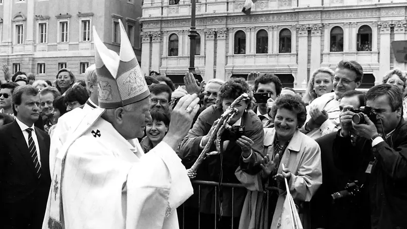 Giovanni Paolo II saluta la folla in piazza Unità a Trieste: era il 2 maggio 1992