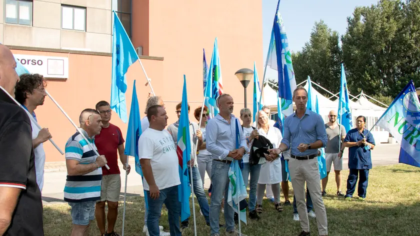 La protesta davanti al Ps di Monfalcone (Foto di Katia Bonaventura)