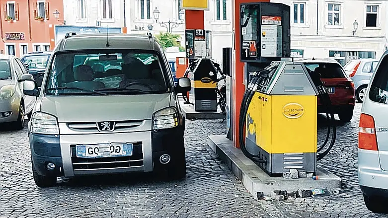 Un’immagine di qualche settimana fa del caos-parcheggio al distributore. Foto bumbaca