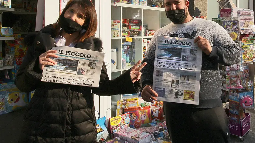 Cinzia Biondi e Simone Pepiciello davanti all’edicola (Foto Lasorte)