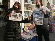 Cinzia Biondi e Simone Pepiciello davanti all’edicola (Foto Lasorte)