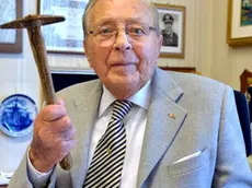 Foto Bruni 07.11.12 Comm.Primo Rovis col martelletto del suo primo lavoro all'età di 8 anni