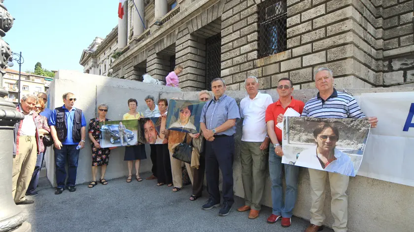 Una manifestazione sotto il tribunale in ricordo di Roberto Persich