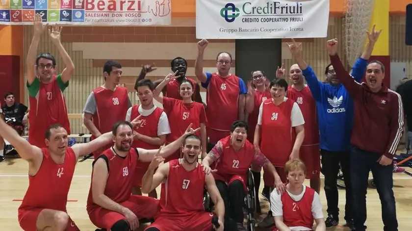 Nella foto sopra il Bazinga Basket esulta dopo una vittoria con la squadra al gran completo e coach Giulio Pituzzi, seminascosto, in felpa azzurra. Le immagini sono di Roberto Comuzzo