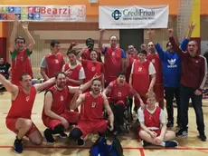 Nella foto sopra il Bazinga Basket esulta dopo una vittoria con la squadra al gran completo e coach Giulio Pituzzi, seminascosto, in felpa azzurra. Le immagini sono di Roberto Comuzzo