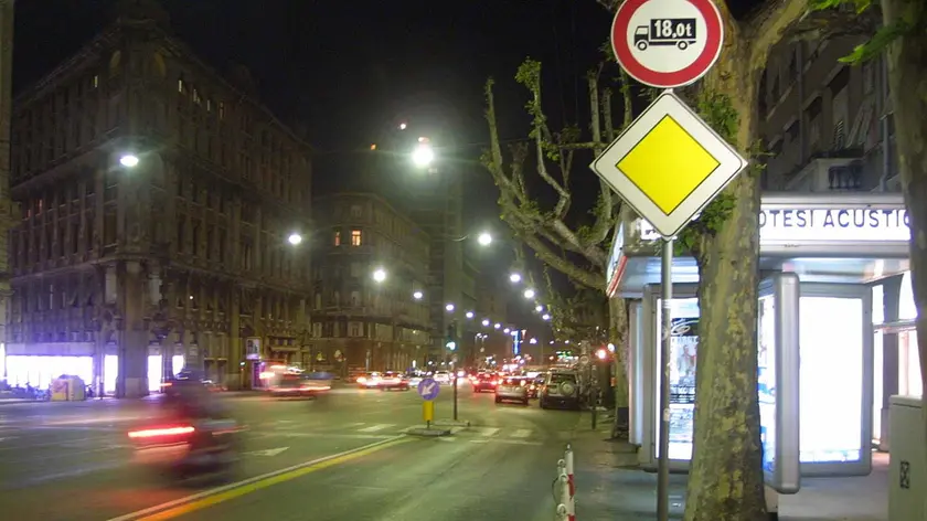 Via Carducci di notte con il punto di ritrovo illuminato Foto Lasorte