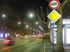 Via Carducci di notte con il punto di ritrovo illuminato Foto Lasorte