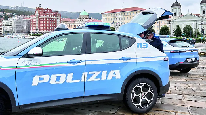 Il personale della Questura venerdì mattina sul molo Audace dopo il ritrovamento del cadavere, foto Silvano