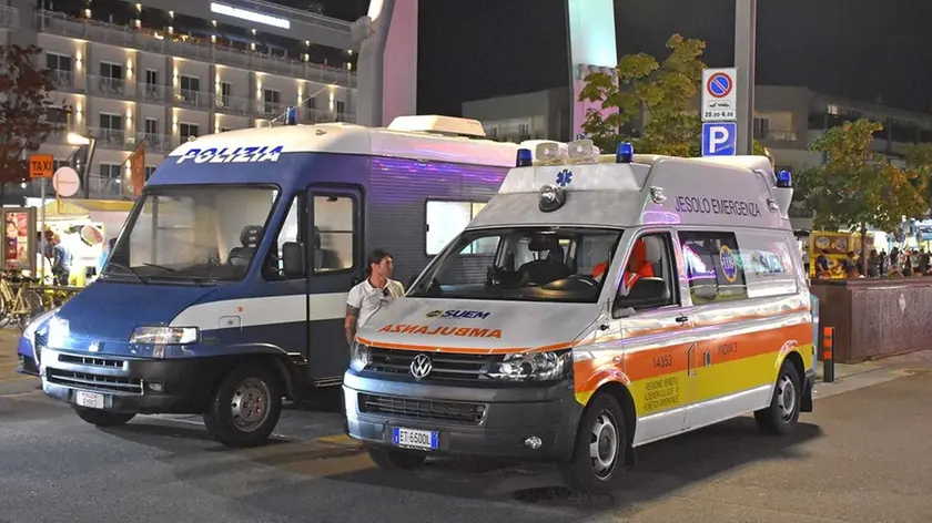 DE POLO - DINO TOMMASELLA - JESOLO - FORZE DELL'ORDINE E AMBULANZA SUEM IN PIAZZA MAZZINI