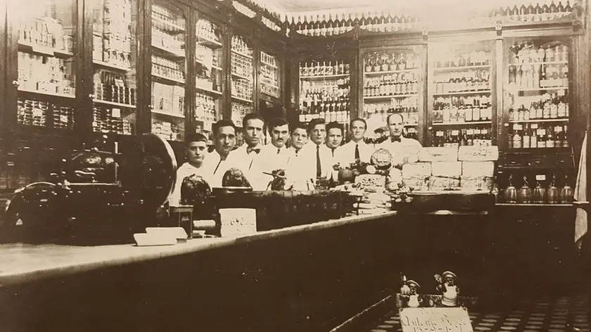 Lasorte Trieste 12/10/16 - Piazza Goldoni, Supermercato Bosco in una foto storica