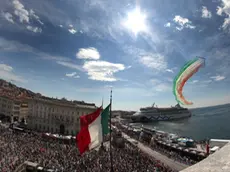 Un'immagine del Giro a Trieste con le Frecce Tricolori sullo sfondo