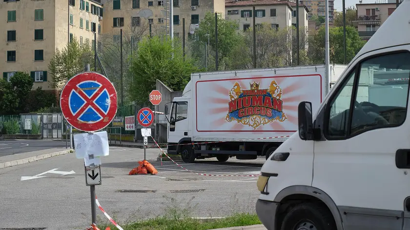 Piazzale delle Puglie con i divieti e i primi camion Foto Silvano