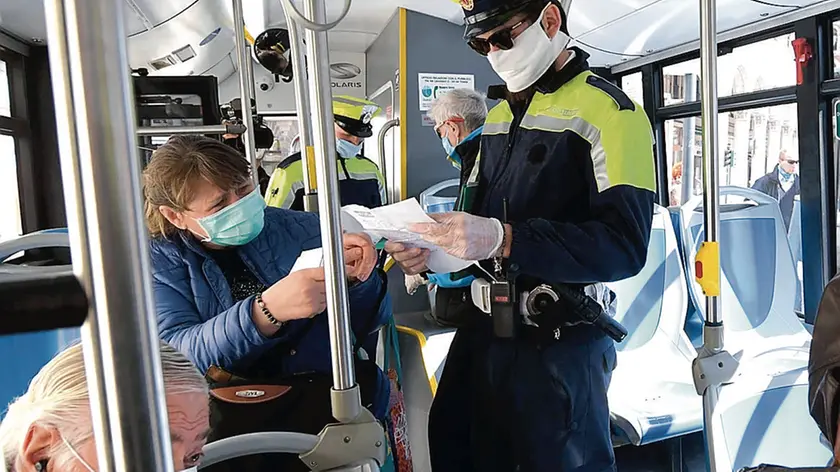 Foto BRUNI Trieste 08.04.2020 Emergenza Corona virus: la polizia municipale effettua controlli a tappeto sui bus in piazza Goldoni