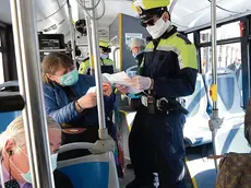 Foto BRUNI Trieste 08.04.2020 Emergenza Corona virus: la polizia municipale effettua controlli a tappeto sui bus in piazza Goldoni