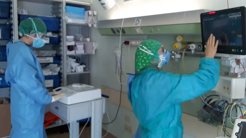Operatori sanitari al lavoro nella terapia intensiva a Cattinara