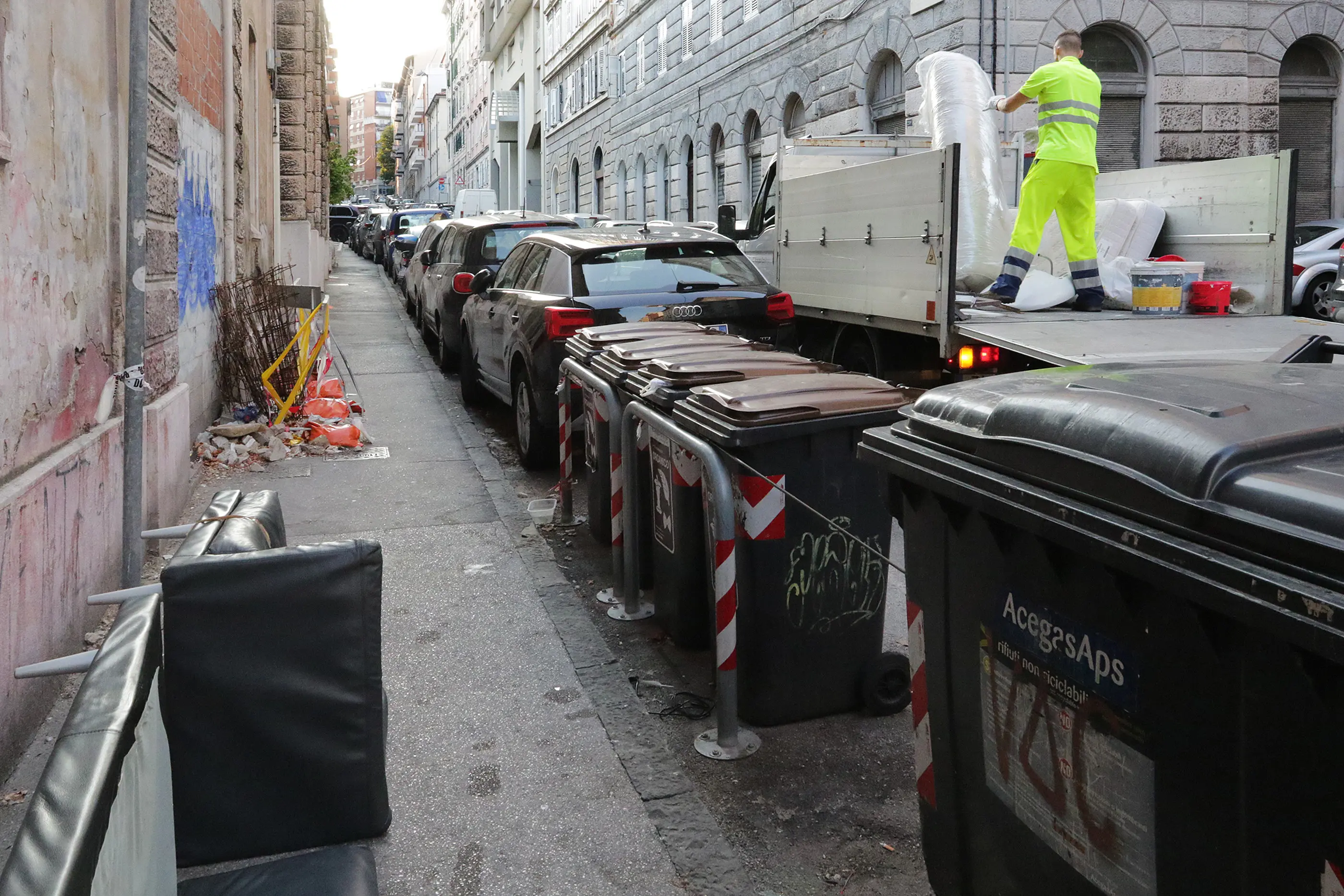 Lasorte Trieste 25/07/19 - AcegasAps, Raccolta Rifiuti Ingombranti Lasciati in Strada, Via Gambini