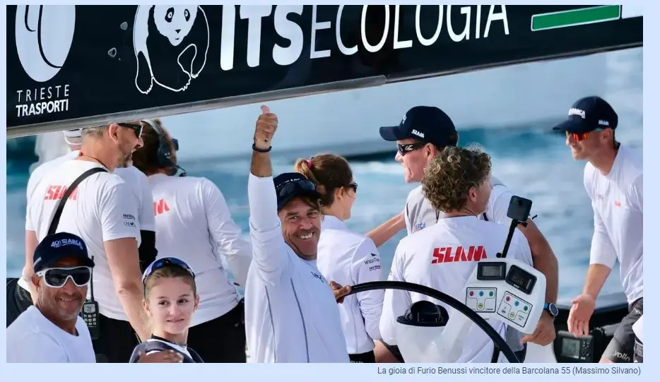 Arca Sgr del velista triestino Furio Benussi, leader del Fast and Furio Sailing Team, ha vinto la Barcolana numero 55 in un'ora 49 minuti e 55 secondi. La regata più grande del mondo questa mattina ha dato spettacolo nel golfo di Trieste con 1.773 vele in partenza in una giornata caratterizzata da pochissimo vento, tanto che la competizione si è chiusa alla prima boa. Al timone di Arca sulla linea di arrivo la giovanissima Marta, figlia di Furio Benussi, di soli 16 anni. Padre e figlia insieme si sono tuffati in segno di festeggiamento dal Molo Audace, dove si sono tenute le premiazioni. A consegnare il trofeo anche il Ministro per lo Sport e i Giovani Andrea Abodi, assieme al Presidente della Barcolana Mitja Gialuz il vincitore. Foto di Andrea Lasorte, Massimo Silvano e Francesco Bruni