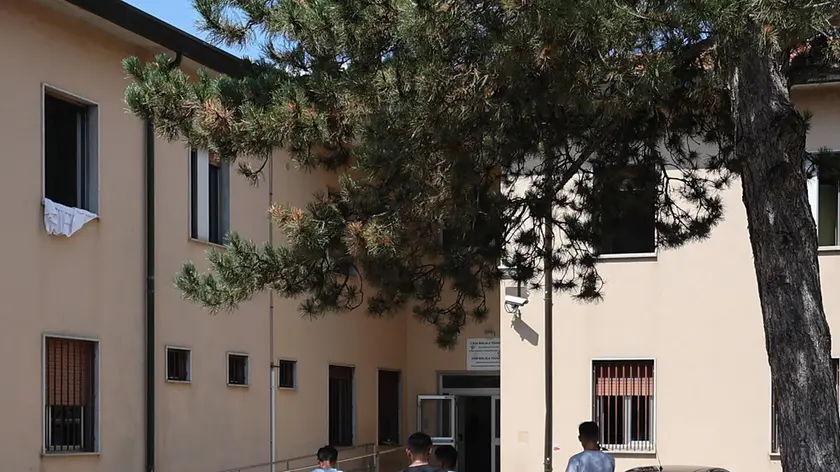 Alcuni migranti ieri all’esterno di Casa Malala Foto Andrea Lasorte