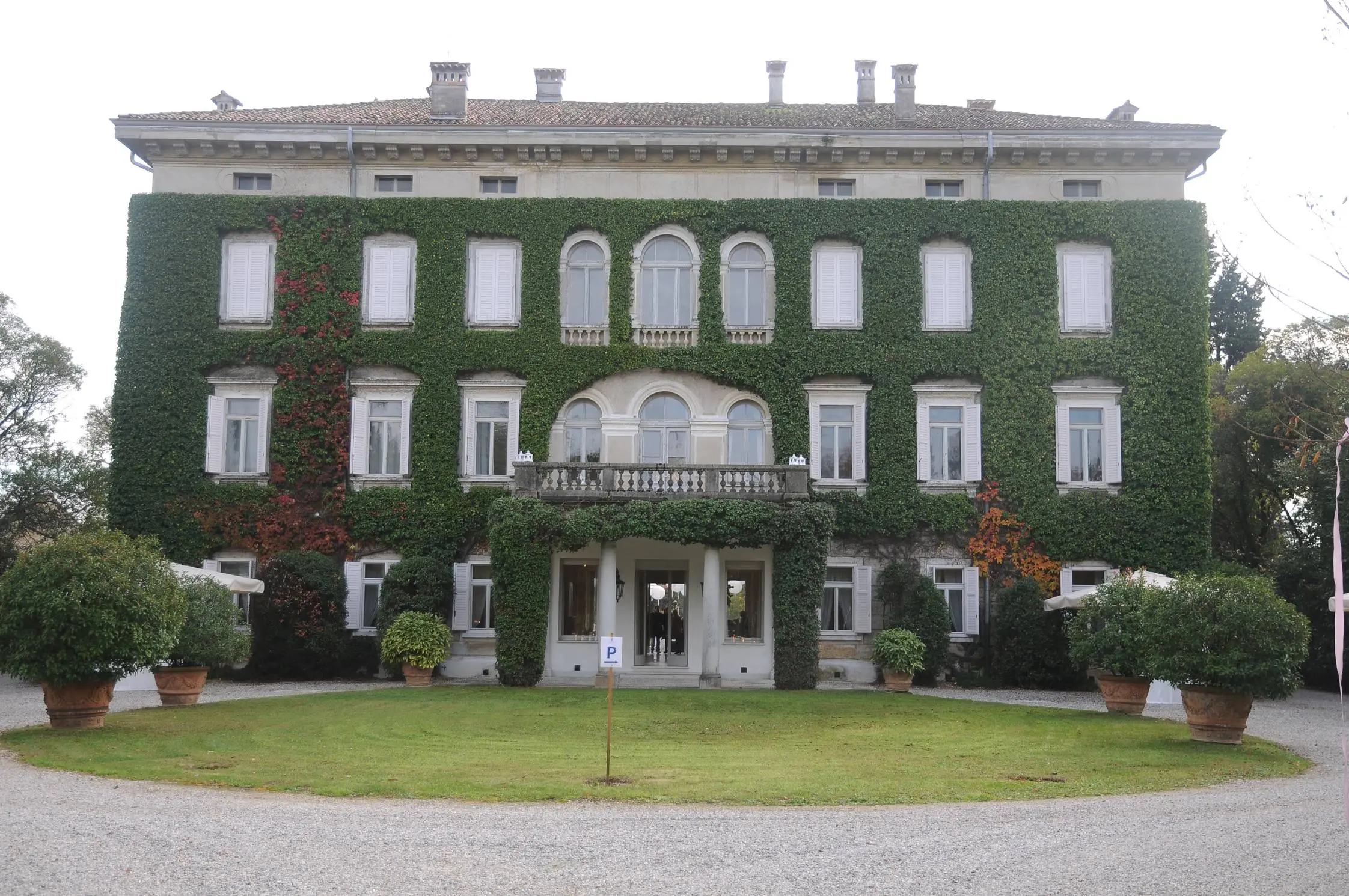 Villa Locatelli al centro della splendida tenuta Angoris