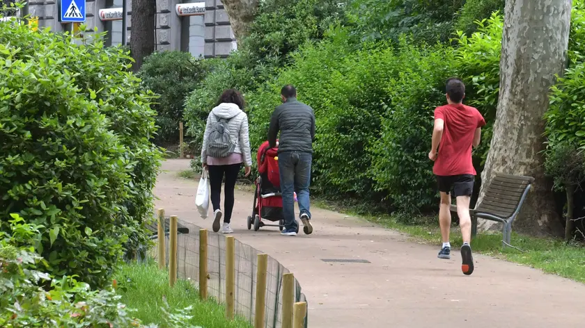 Passanti e runner al Giardino pubblico di Trieste