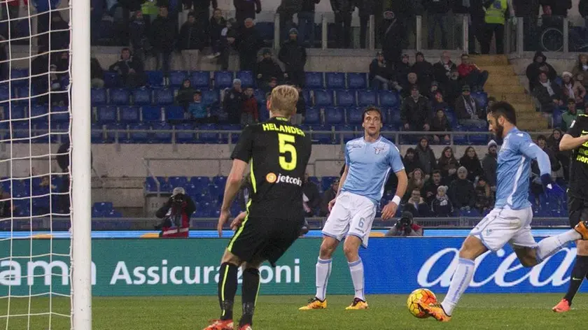 Lazio's midfielder Felipe Anderson scores the 3-0 goal during the Italian Serie A soccer match Ss Lazio vs Hellas Verona Fc at Olimpico Stadium in Rome, 11 February 2016. ANSA/CLAUDIO PERI