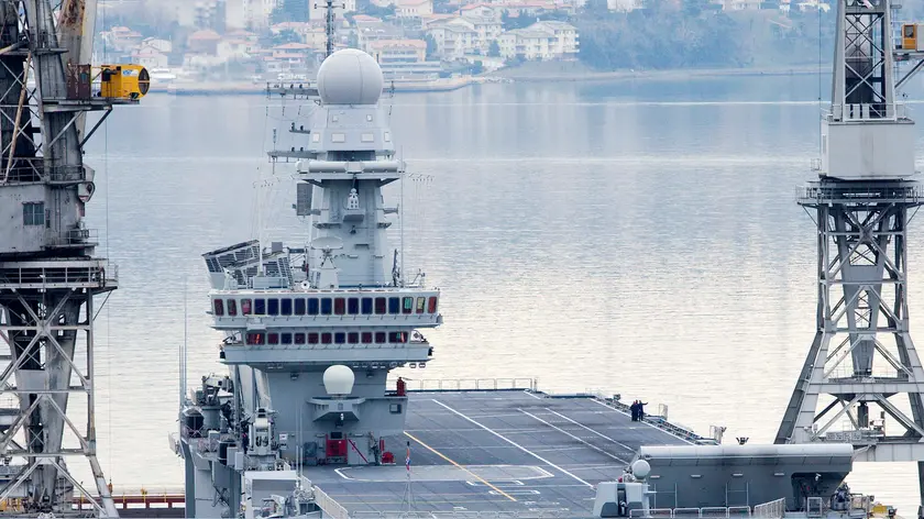 La portaerei Cavour al cantiere di Trieste