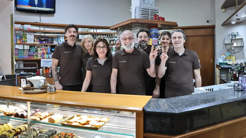 Lo staff del bar Vittoria tra dipendenti storici e new entry Foto Andrea Lasorte