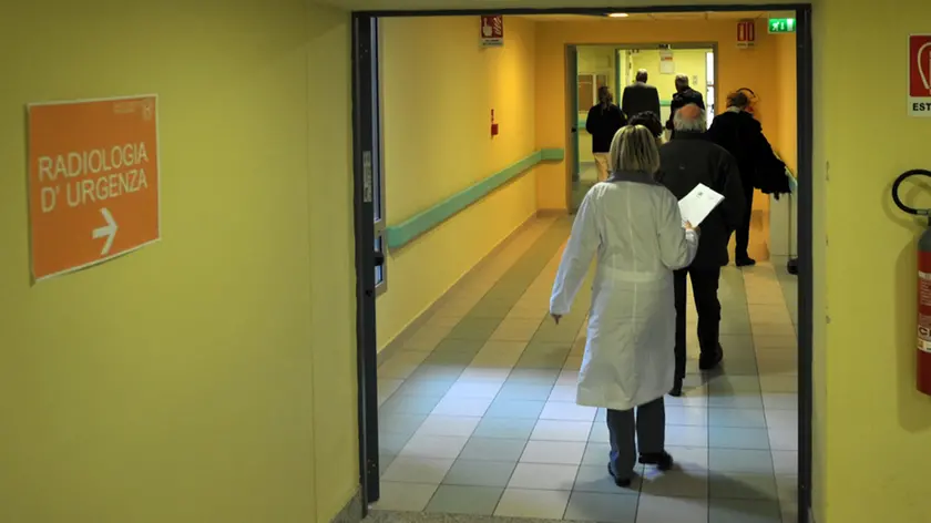 L' interno dell'ospedale Lotti di Pontedera fotografato questa mattina 19 dicembre 2011. Giornata di possibili disagi negli ospedali per l'adesione allo scipero del pubblico impiego di medici e infermieri: a rischio visite specialistiche, esami diagnostici e interventi chirurgici non urgenti, mentre saranno garantite le attività di Pronto soccorso, 118 e gli interventi urgenti. ANSA/STRINGER