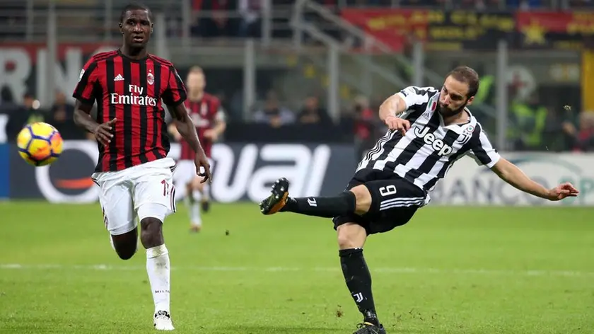 Juventus's Fc forward Gonzalo Higuain (R) in action during the Italian Serie A soccer match between AS Milan and Juventus FC at Giuseppe Meazza Stadium in Milan, 28 October 2017. ANSA/ MATTEO BAZZI
