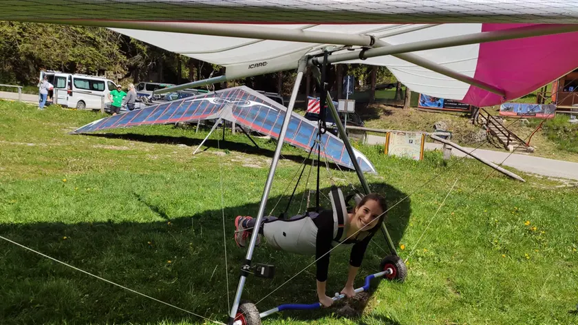 Eva Del Mestre, 28 anni, medico specializzando a Trieste, qui in una foto scattata durante le prove effettuate prima del volo in deltaplano