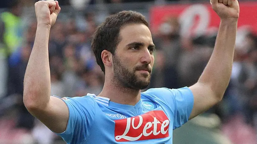 Il giocatore del Napoli, Gonzalo Higuain, esulta dopo aver segnato il gol durnate la partita di Serie A Napoli-Lazio, 13 Aprile 2014, allo stadio San Paolo di Napoli. ANSA/CESARE ABBATE