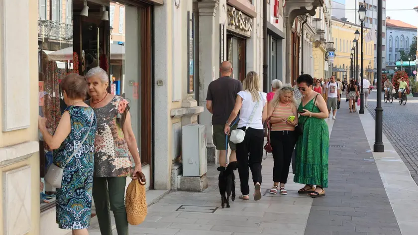 Goriziani in giro per i saldi (Bumbaca)