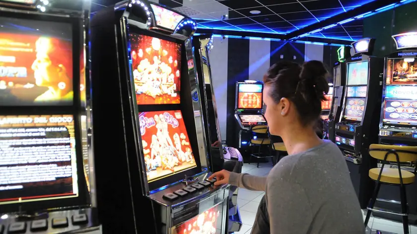 Una ragazza alle prese con le slot machine