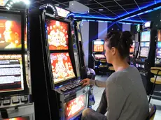 Una ragazza alle prese con le slot machine