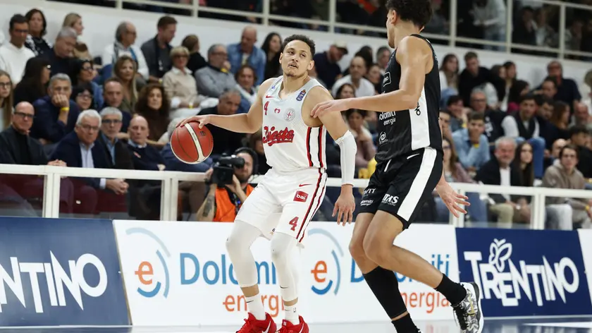 Il playmaker biancorosso Colbey Ross controllato da Ellis della Dolomiti Energia Foto Ciamillo/Lasorte