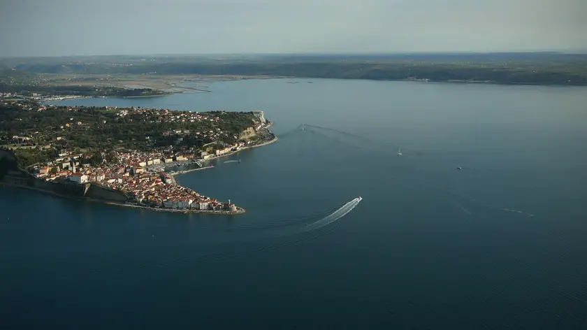 Piranski zaliv iz zraka. PortoroÅ¾, Slovenija 7.april 2017. [Piranski zaliv,Piran,plovila,Äolni,jahte,jadrnice,morje,Slovenska Obala,turizem,panorame]