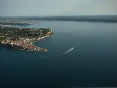 Piranski zaliv iz zraka. PortoroÅ¾, Slovenija 7.april 2017. [Piranski zaliv,Piran,plovila,Äolni,jahte,jadrnice,morje,Slovenska Obala,turizem,panorame]