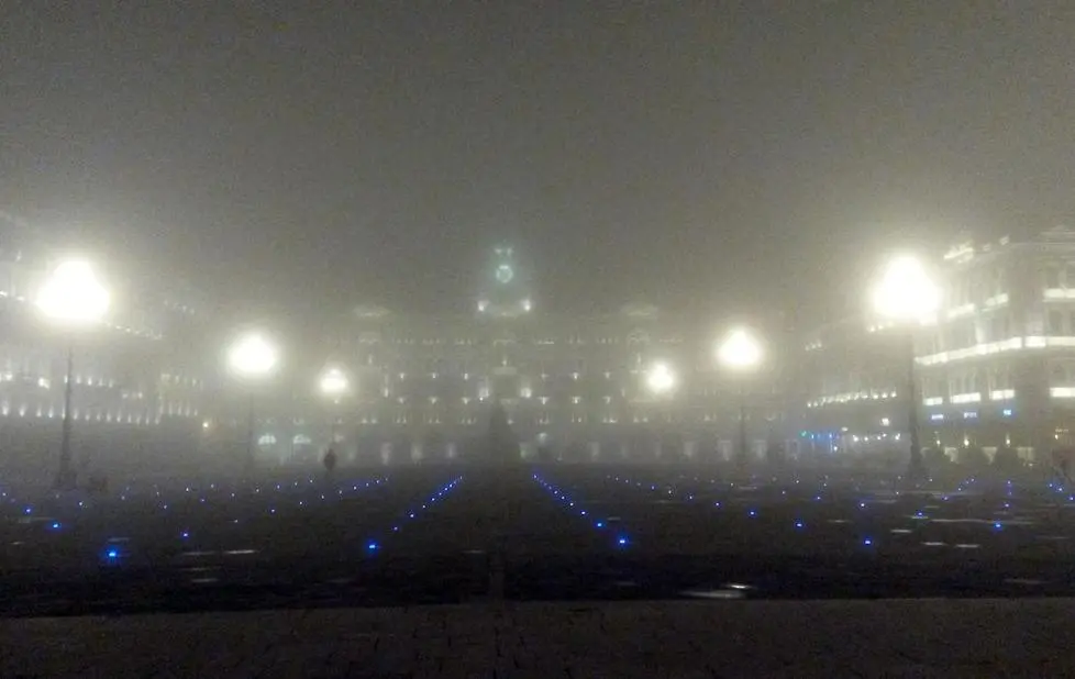 La densa nebbia calata ieri sera su Trieste, in piazza Unità d'Italia, 2 marzo 2015. ANSA/ Francesco De Filippo