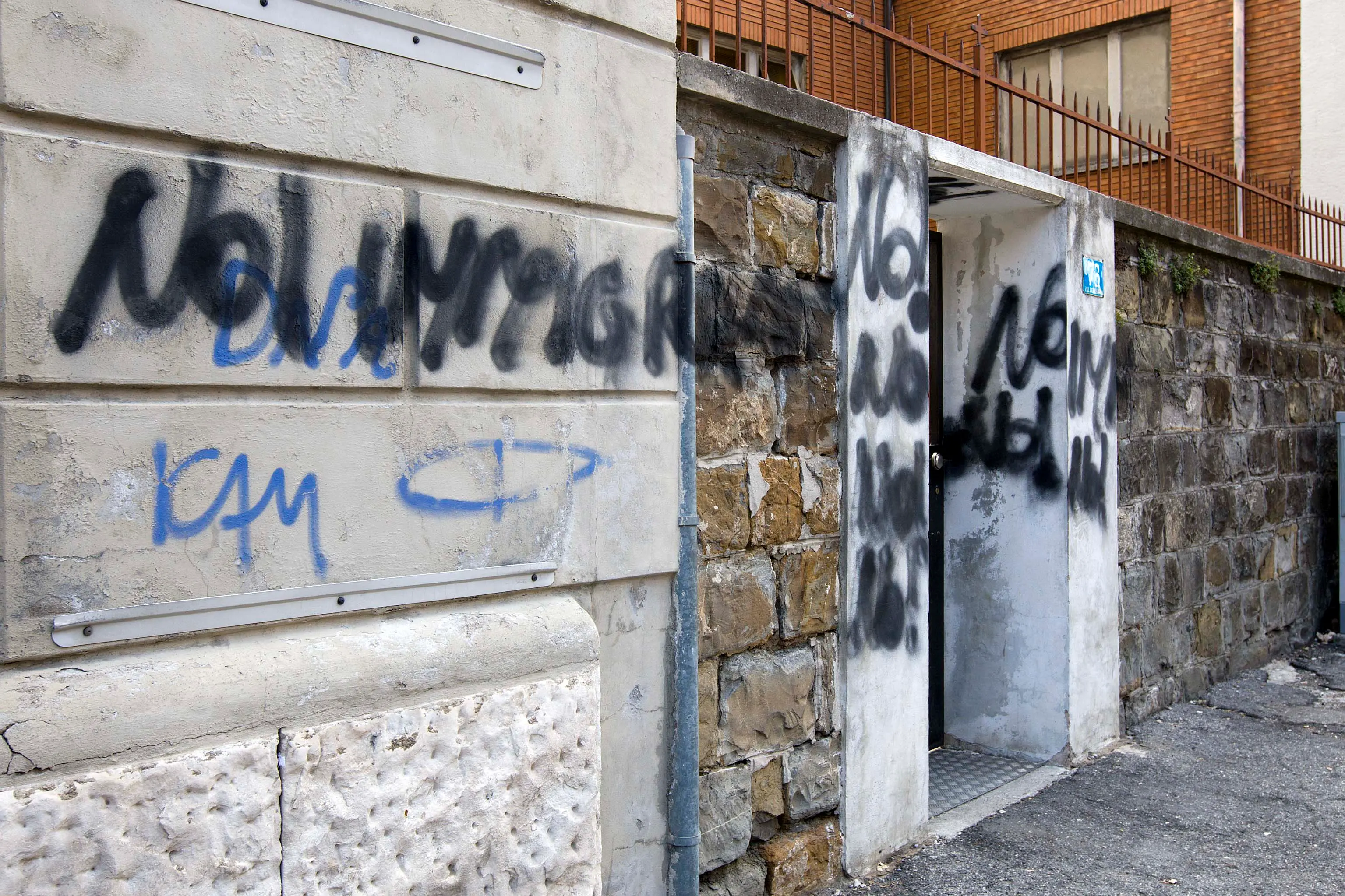 Il muro della caritas sfregiato dai vandali (Silvano)