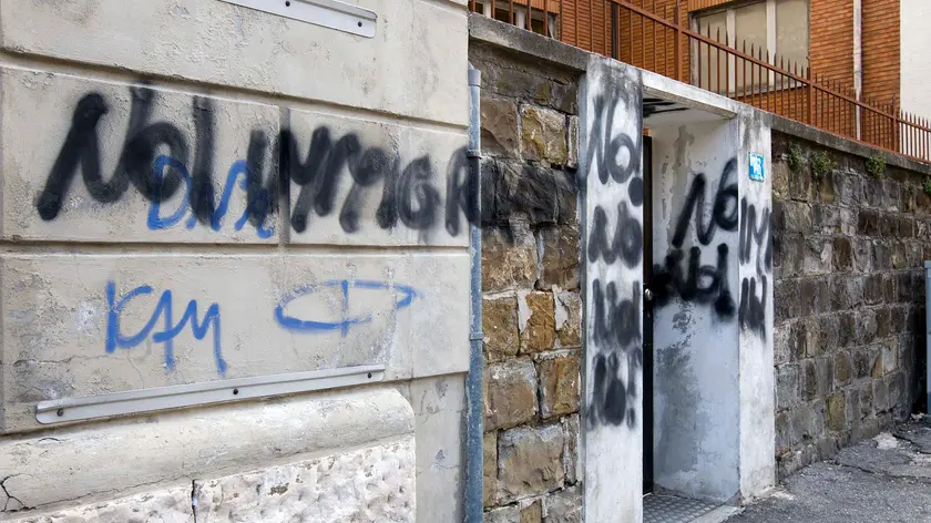 Il muro della caritas sfregiato dai vandali (Silvano)