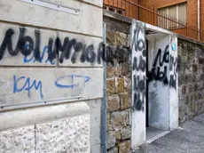 Il muro della caritas sfregiato dai vandali (Silvano)