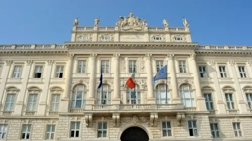 Il palazzo della Regione in piazza Unità